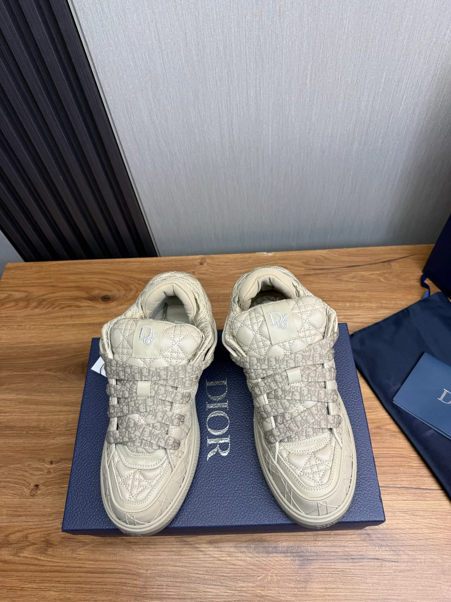 Men's shoes 💰800💰 Dior sneakers enrich the classic series with fashionable retro style. Carefully crafted, they can be paired with casual looks all year round. Dad Shoes style shoes that follow the trend of the retro market ▪️ Fabric: Original custom embroidered cowhide ▪️ Lining: Imported breathable mesh ▪️ Sole: Original molded non-slip outsole ▪️ Size: 38-45 (45 is custom-made and cannot be returned)